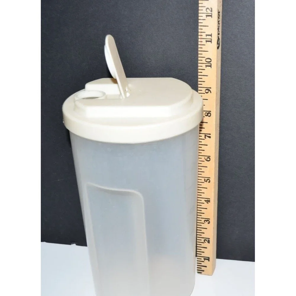 Rubbermaid 0038 Servin Saver 2 Qt Measuring Pitcher Almond Flip Top Lid #1 Vtg